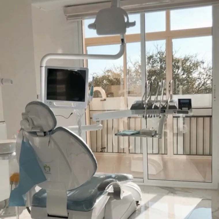 Salle de soins : fauteuil dentaire et plateau technique devant la baie vitrée